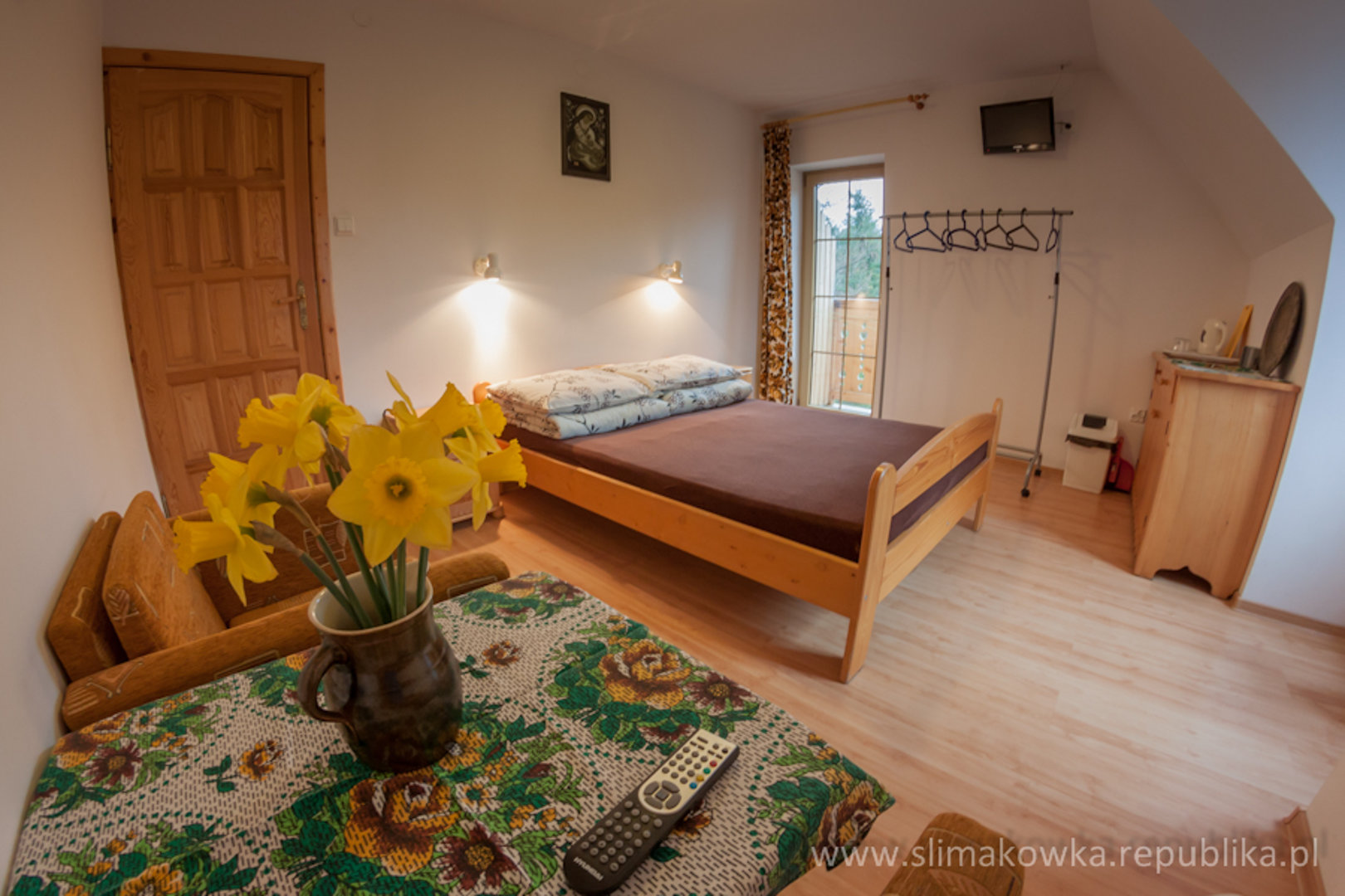 Pok&oacute;j dwuosobowy z 1 lub 2 ł&oacute;żkami i prywatną łazienką na zewnątrz pokoju