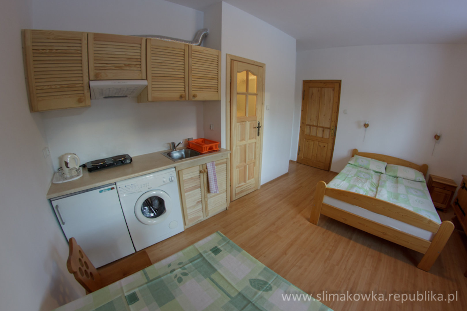 Pok&oacute;j dwuosobowy z łazienką i aneksem kuchennym